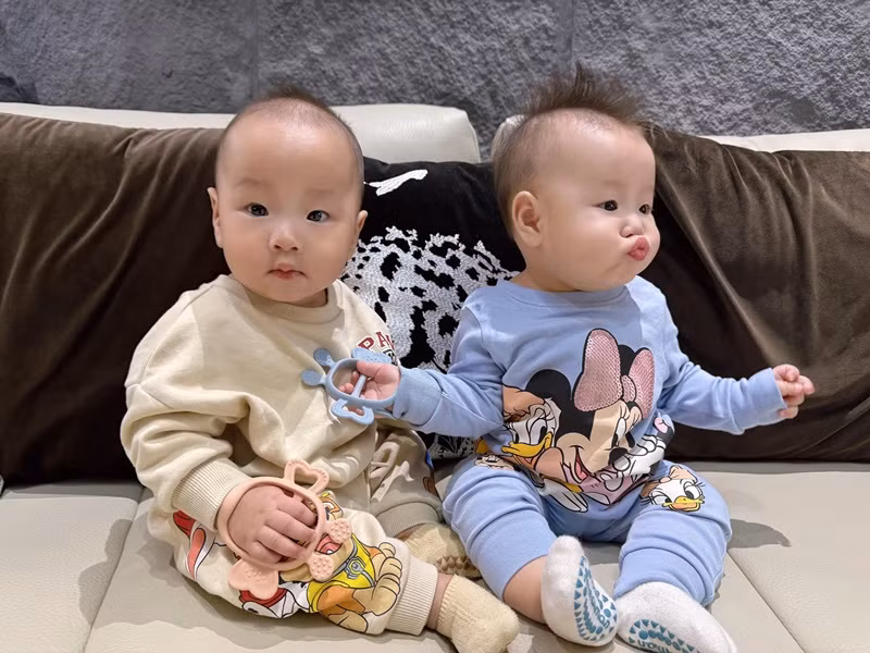 Khi Phương Oanh thi Bước nhảy hoàn vũ 2024, Jenny và Jimmy từng đi công tác cùng mẹ. Ảnh: FB Phương Oanh.