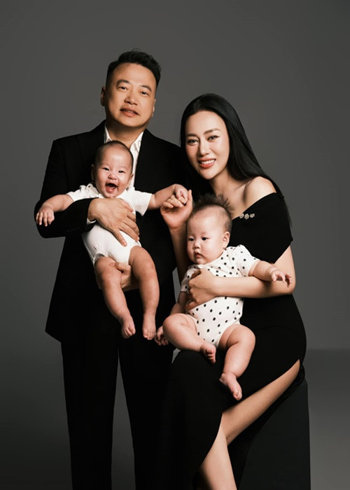 Jenny và Jimmy chào đời vào tháng 5/2024. Có bố là doanh nhân, mẹ là diễn viên, hai nhóc tì này sống trong nhung lụa. Ảnh: FB Phương Oanh.