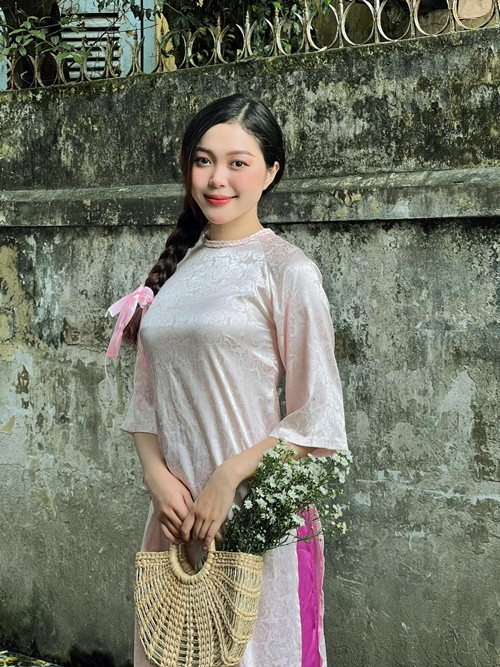 Theo Znews, bố mẹ của Kiều Duy đều là nông dân, trồng cam và buôn bán nhỏ. Trong gia đình, nàng hậu là chị cả, sau là một em trai. Ảnh: FB Kiều Duy.