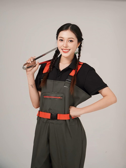 "Kiều Duy luôn thấu hiểu, thông cảm cho ba mẹ mình. Bạn vẫn cảm thấy vui khi ba mẹ của mình tìm được hạnh phúc riêng, không nhất thiết phải cùng nhau. Bạn quan điểm rằng mỗi người sẽ hạnh phúc theo cái cách của mình. Điều đó cũng nuôi dưỡng cho tình yêu đặc biệt của bạn đối với cả cha và mẹ", bà Phạm Kim Dung - Trưởng Ban tổ chức Hoa hậu Quốc gia Việt Nam chia sẻ trên Saostar về Kiều Duy. Ảnh: FB Kiều Duy.