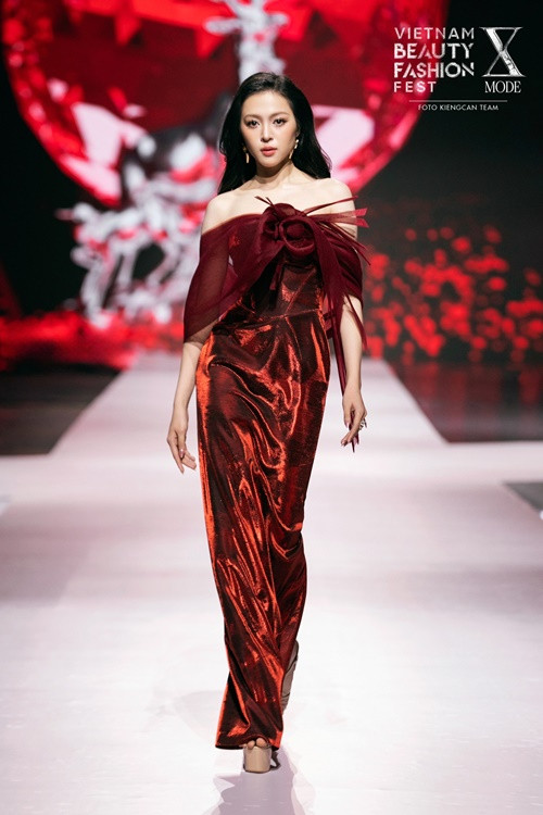 Ban giám khảo Hoa hậu Quốc gia Việt Nam 2024 đặc biệt đánh giá cao khả năng tiếng Anh của Kiều Duy - một trong những yếu tố quan trọng khi tham gia Hoa hậu Quốc tế - Miss International 2025. Ảnh: Fanpage Hoa hậu Quốc gia Việt Nam.