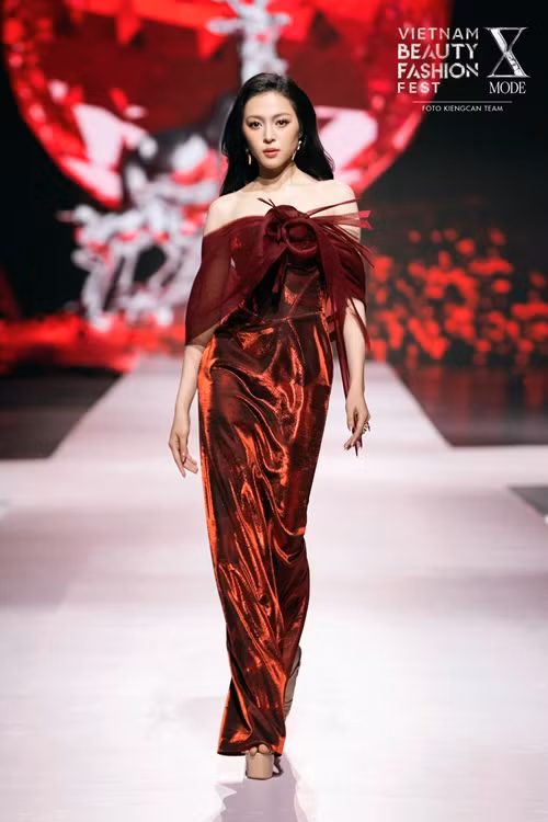 Ban giám khảo Hoa hậu Quốc gia Việt Nam 2024 đặc biệt đánh giá cao khả năng tiếng Anh của Kiều Duy - một trong những yếu tố quan trọng khi tham gia Hoa hậu Quốc tế - Miss International 2025. Ảnh: Fanpage Hoa hậu Quốc gia Việt Nam.