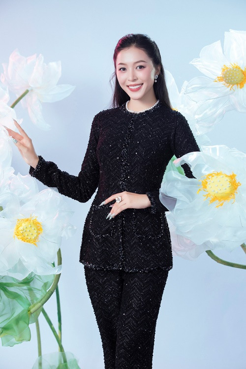 Bà Phạm Kim Dung chia sẻ trên Vietnamnet, Kiều Duy được chọn trở thành hoa hậu vì sở hữu hình thể cân đối, hài hòa, trí tuệ xuất sắc và đáp ứng đầy đủ tiêu chí của cuộc thi về sự nhẹ nhàng, am hiểu kiến thức. Ảnh: FB Kiều Duy.