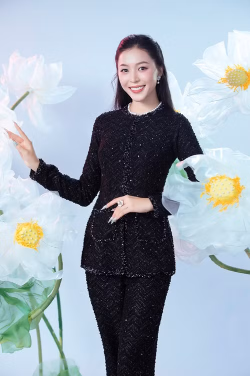 Bà Phạm Kim Dung chia sẻ trên Vietnamnet, Kiều Duy được chọn trở thành hoa hậu vì sở hữu hình thể cân đối, hài hòa, trí tuệ xuất sắc và đáp ứng đầy đủ tiêu chí của cuộc thi về sự nhẹ nhàng, am hiểu kiến thức. Ảnh: FB Kiều Duy.