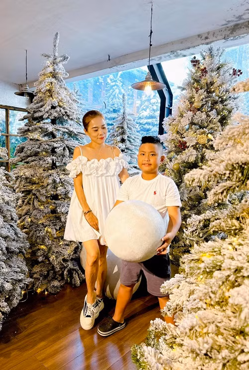 Mỹ Lệ chụp ảnh cùng con trai Jonathan.