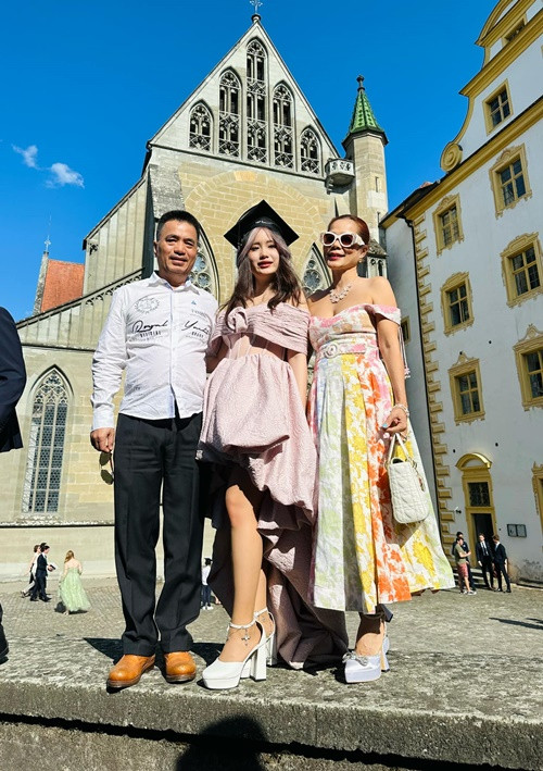 Janet theo học ngành Y khoa tại Đại học UMCH (University Targu Mures Medical Campus Hamburg) sau khi đỗ 5 trường ở Đức.