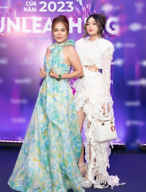 Jennifer nói được 5 ngoại ngữ gồm Anh, Đức, Pháp, Tây Ban Nha, Trung Quốc.