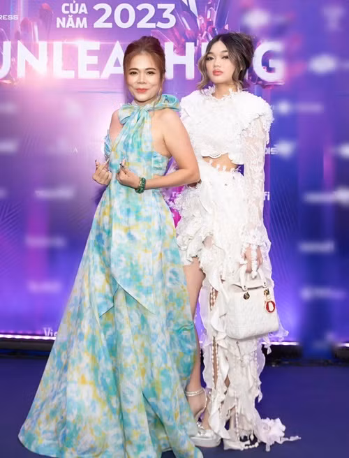 Jennifer nói được 5 ngoại ngữ gồm Anh, Đức, Pháp, Tây Ban Nha, Trung Quốc.