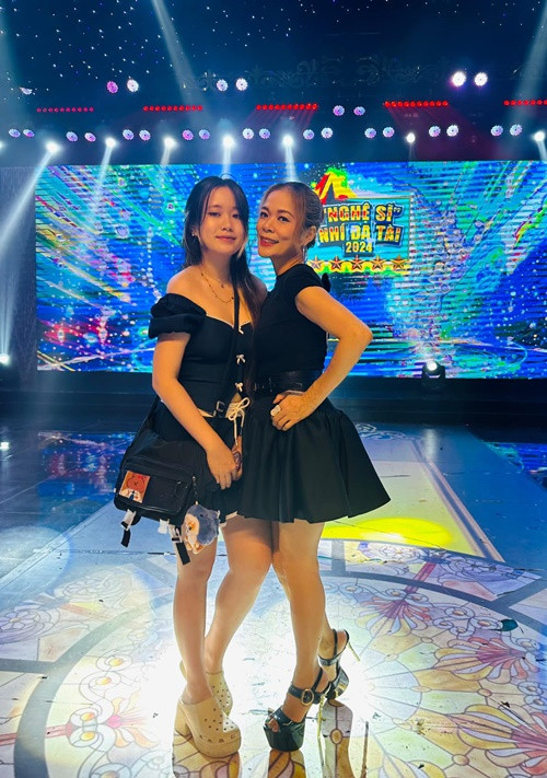 Janet sở hữu vẻ đẹp dịu dàng, trầm tính, sống giản dị.