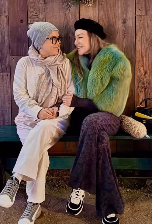 Mới đây, Thanh Hà - Phương Uyên khoe ảnh cùng đón Giáng sinh 2024. Cặp đôi nghệ sĩ kết hôn vào năm 2022 sau ít năm hẹn hò. Ảnh: FB Phương Uyên.