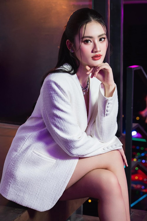 Theo Saostar, bác sĩ chuyên môn cho hay, Ý Nhi nên dùng túi ngực vừa vặn với thân hình vì phần da của nàng hậu không quá nhiều.