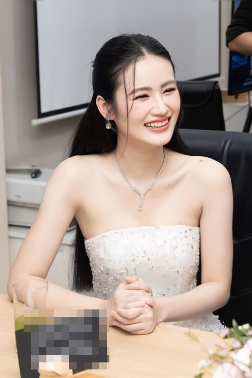 Hoa hậu Ý Nhi diện váy cúp ngực khoe vòng một gợi cảm.