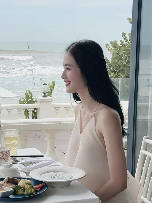 Ý Nhi còn chỉnh xương mũi, cắt mắt, mở góc mắt. Nhiều khán giả nhận xét gương mặt của Ý Nhi đẹp hơn nhiều sau khi "dao kéo".