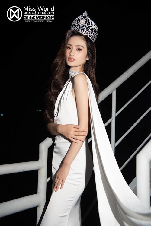 Nàng hậu không tự tin diện trang phục hở quá táo bạo.