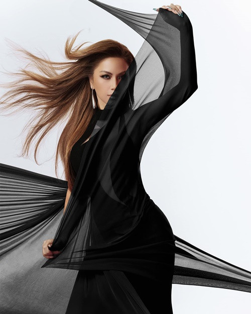 Từ khi giảm 8 kg, Minh Tuyết tự tin hơn khi diện trang phục bó sát để khoe đường cong.