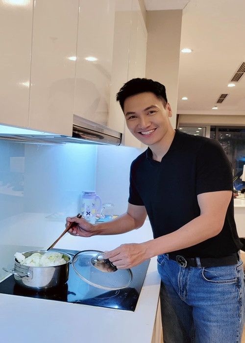 Mạnh Trường thừa nhận anh không giỏi nấu nướng. Ảnh: FB Mạnh Trường.