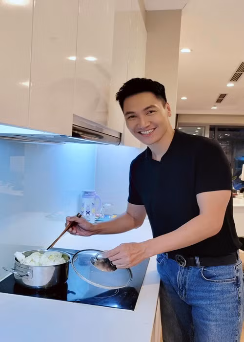 Mạnh Trường thừa nhận anh không giỏi nấu nướng. Ảnh: FB Mạnh Trường.