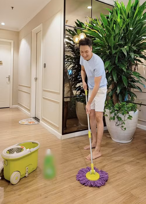 Nam diễn viên phim Không thời gian chia sẻ, anh sẵn sàng dọn dẹp nhà cửa, rửa bát giúp đỡ vợ. Ảnh: FB Mạnh Trường.