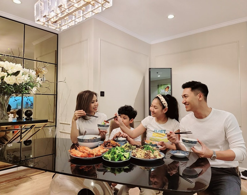 Ngoài căn hộ ở Hà Nội, nam diễn viên còn có một biệt thự nghỉ dưỡng ở Hòa Bình, một căn biệt thự 3 mặt tiền. Ảnh: FB Phương Phạm.