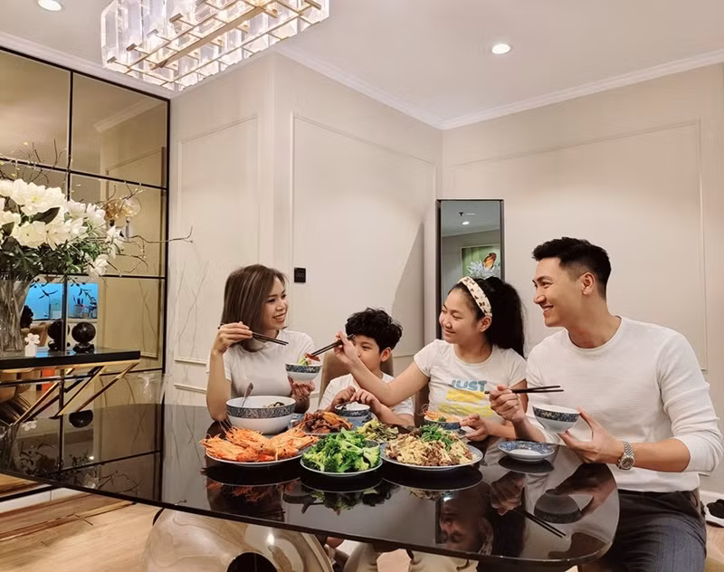 Ngoài căn hộ ở Hà Nội, nam diễn viên còn có một biệt thự nghỉ dưỡng ở Hòa Bình, một căn biệt thự 3 mặt tiền. Ảnh: FB Phương Phạm.