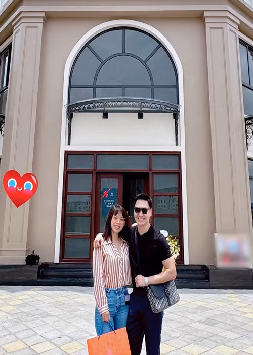 Vợ chồng Mạnh Trường tậu biệt thự 3 mặt tiền vào đầu năm 2024. Ảnh: FB Phương Phạm.