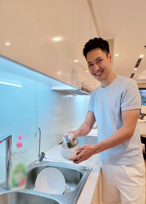 Phương Phạm từng trách yêu Mạnh Trường rửa đồ quá kỹ: "Ôi giời ơi, bảo sao một tháng hết bao nhiêu tiền nước. Rửa có mỗi cái cốc thôi mà tốn mất mấy lít nước thế kia hả?". Ảnh: FB Mạnh Trường.