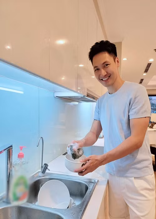 Phương Phạm từng trách yêu Mạnh Trường rửa đồ quá kỹ: "Ôi giời ơi, bảo sao một tháng hết bao nhiêu tiền nước. Rửa có mỗi cái cốc thôi mà tốn mất mấy lít nước thế kia hả?". Ảnh: FB Mạnh Trường.