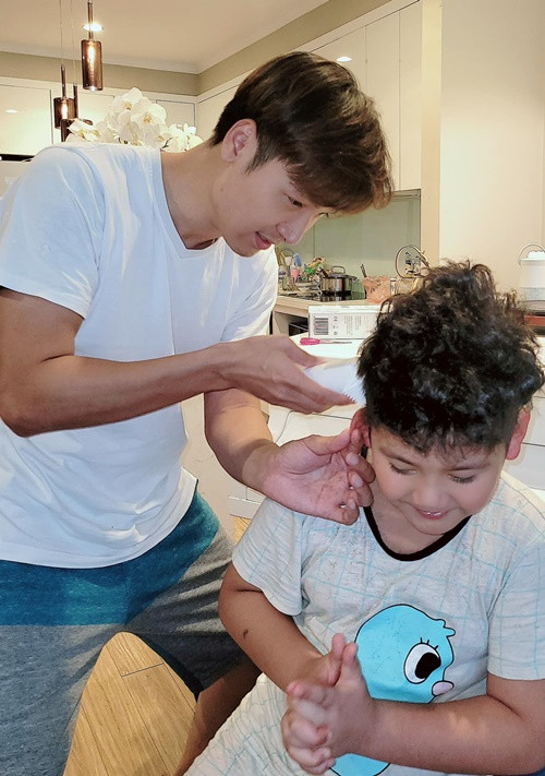 "Soái ca màn ảnh VTV" khoe cắt tóc cho con trai thứ hai ở nhà. Ảnh: FB Mạnh Trường.