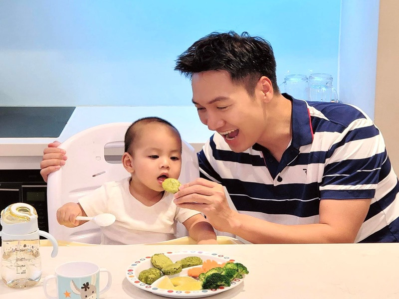 Trở về nhà, Mạnh Trường chăm sóc các con. Hiện tại, vợ chồng anh có cậu con trai út mới 2 tuổi. Ảnh: FB Mạnh Trường.