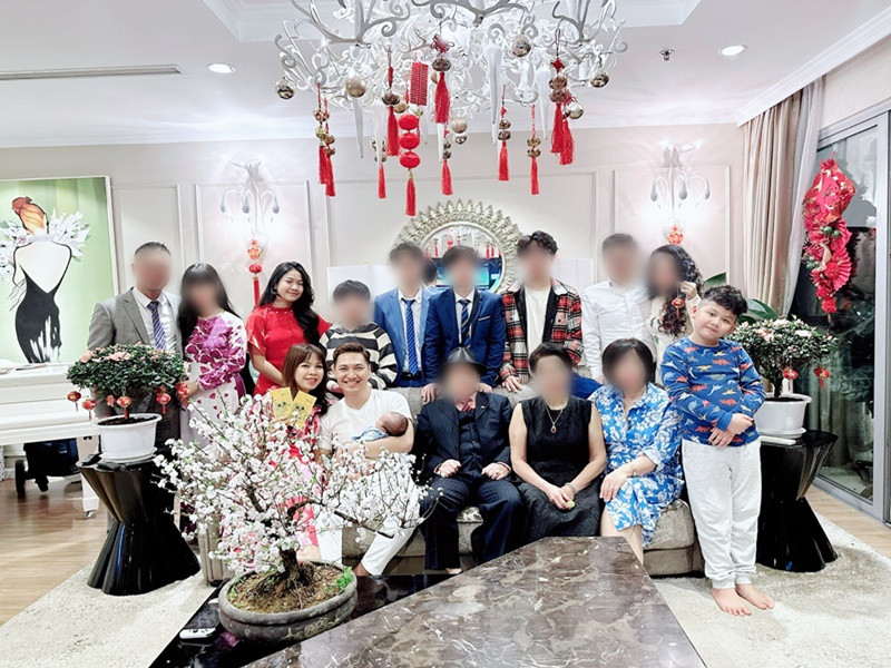 Căn hộ của Mạnh Trường rộng 140m2, được định giá 7 tỷ đồng. Vào mỗi dịp lễ Tết, bạn bè, người thân thường quân quầy ở nhà của nam diễn viên. Ảnh: FB Phương Phạm.