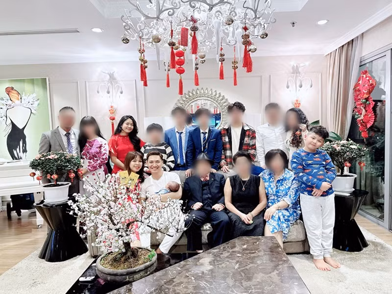 Căn hộ của Mạnh Trường rộng 140m2, được định giá 7 tỷ đồng. Vào mỗi dịp lễ Tết, bạn bè, người thân thường quân quầy ở nhà của nam diễn viên. Ảnh: FB Phương Phạm.