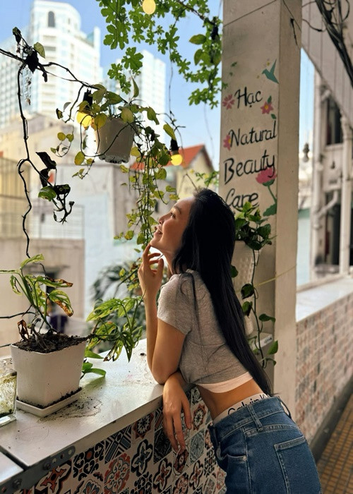 Ở Hiền Thục luôn toát ra nguồn năng lượng tích cực khiến ai ngắm cô cũng không chán.