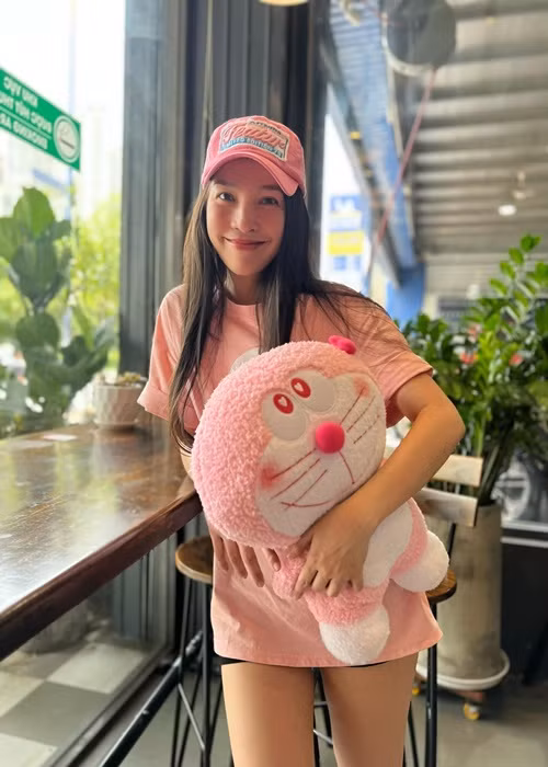 Nữ ca sĩ trông trẻ trung không khác thiếu nữ dù có con gái đã 22 tuổi.