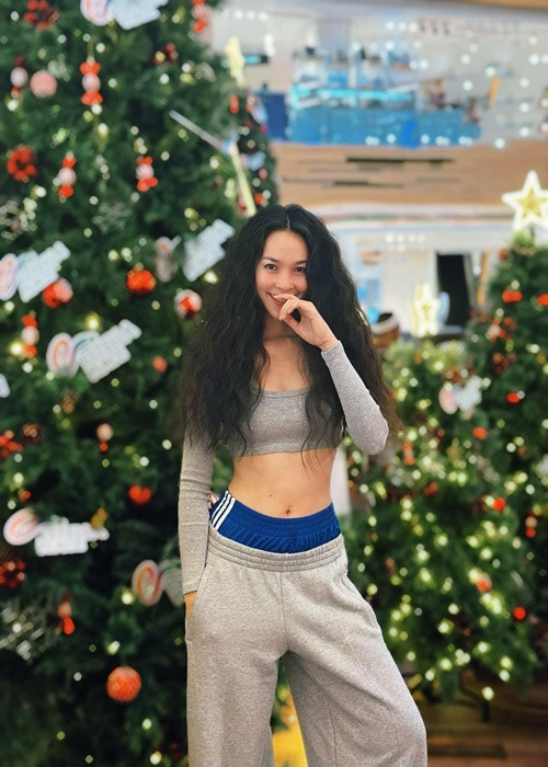 Nữ ca sĩ trẻ trung, năng động nhưng không kém phần quyến rũ ở đời thường.