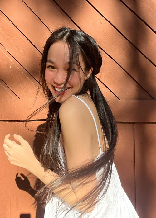 Bà mẹ một con không ngại ngần "cưa sừng làm nghé" ở tuổi 43 với kiểu tóc búi trẻ trung.