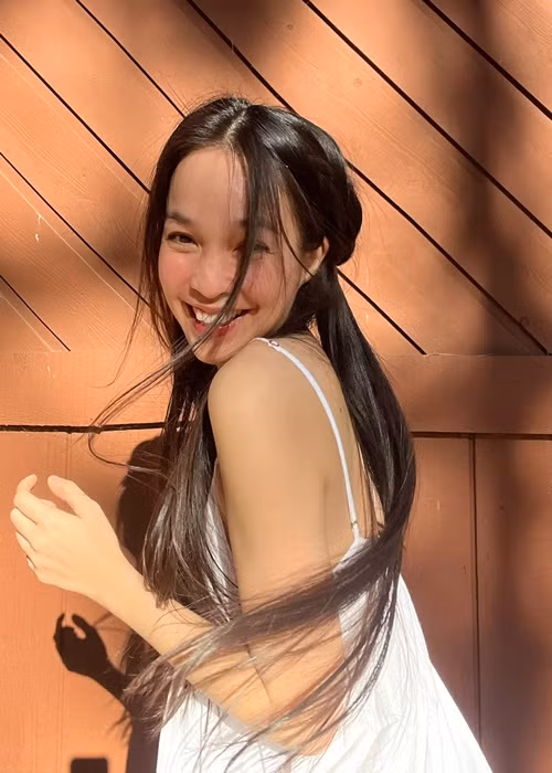 Bà mẹ một con không ngại ngần "cưa sừng làm nghé" ở tuổi 43 với kiểu tóc búi trẻ trung.