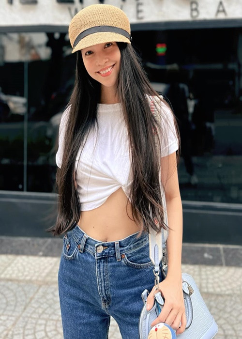 Bà mẹ một con sở hữu vòng eo săn chắc nhờ tập luyện nhẹ nhàng, ăn uống khoa học.