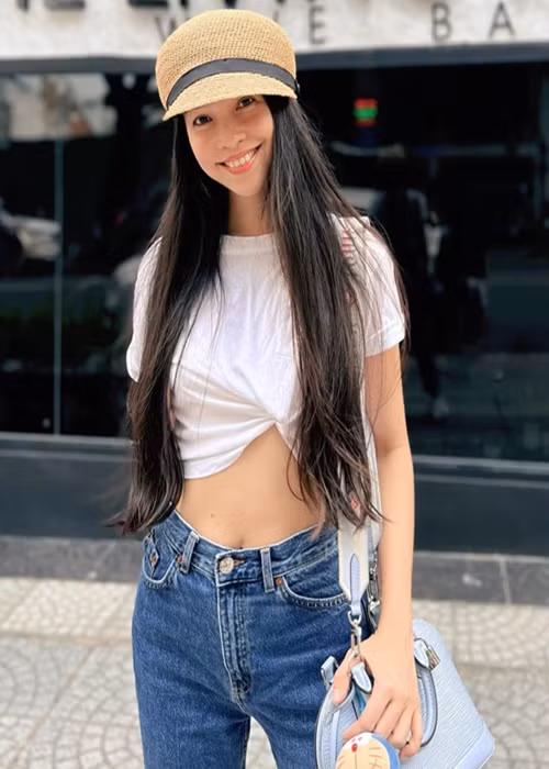 Bà mẹ một con sở hữu vòng eo săn chắc nhờ tập luyện nhẹ nhàng, ăn uống khoa học.