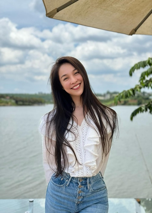 Mặc kín đáo, giọng ca Nhật ký của mẹ vẫn khiến nhiều người xao xuyến bởi vẻ đẹp trong veo.