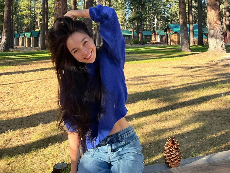 Trang điểm nhẹ nhàng, Hiền Thục cũng gây mê người đối diện.