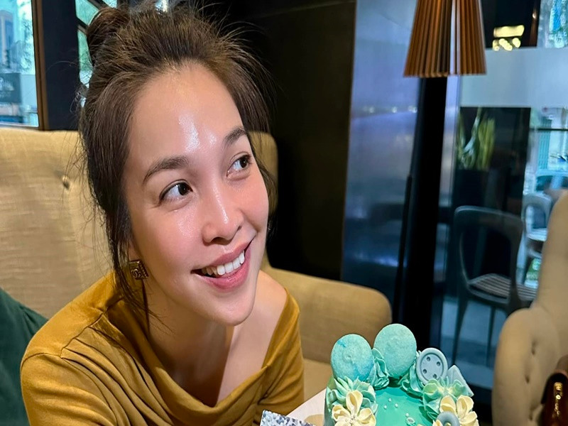 Làn da mặt của nữ ca sĩ căng bóng, mịn màng, luôn tươi tắn.