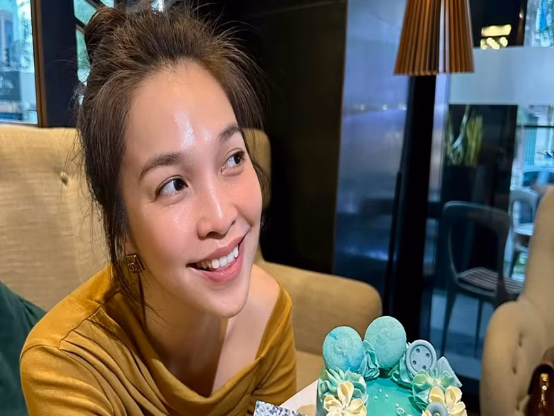 Làn da mặt của nữ ca sĩ căng bóng, mịn màng, luôn tươi tắn.