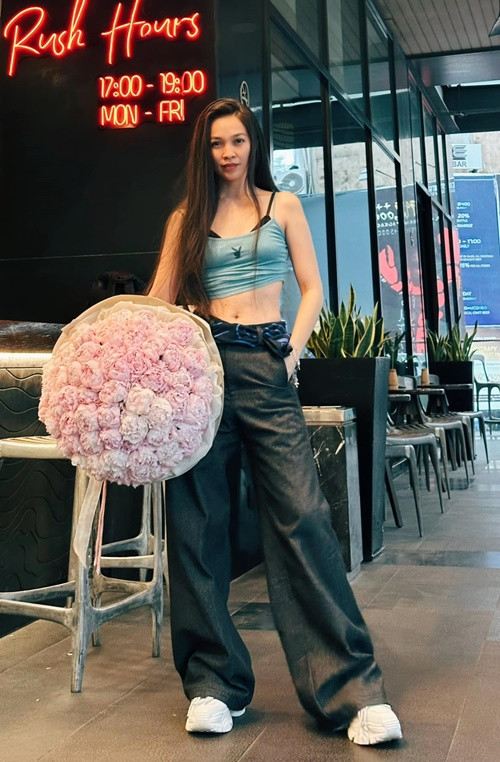 Hiền Thục tự tin diện áo crop top khoe vòng hai thon gọn.