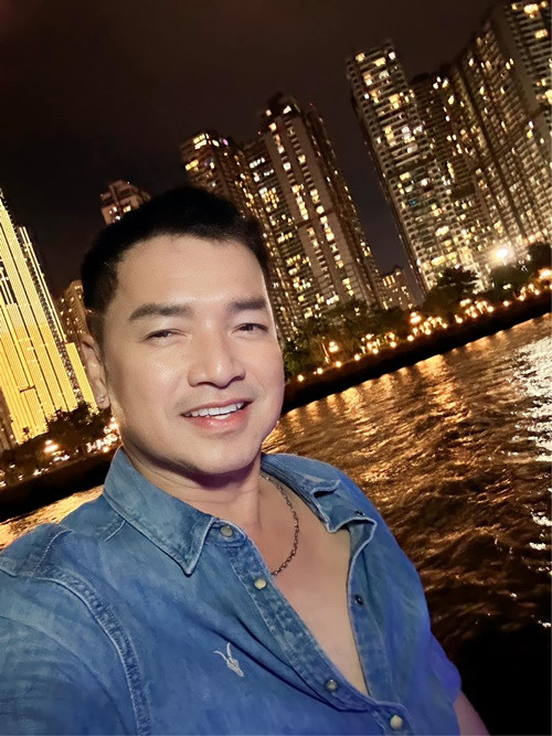 Nam diễn viên gây chú ý với làn da căng bóng ở tuổi 65. Ảnh: FB Quang Minh.