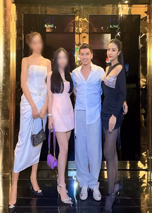 Nam diễn viên thường xuyên đi giày thể thao. Ảnh: FB Tăng Khánh Chi.