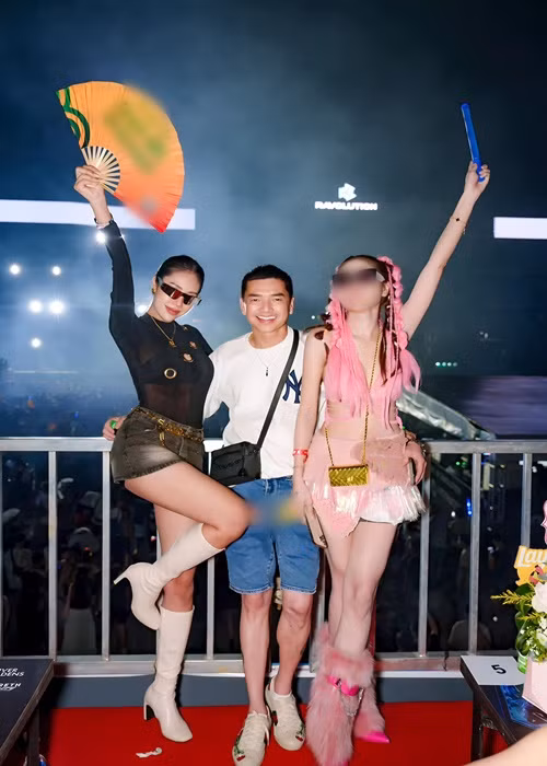 Trang phục đời thường của Quang Minh gồm quần short và áo phông. Ảnh: FB Tăng Khánh Chi.