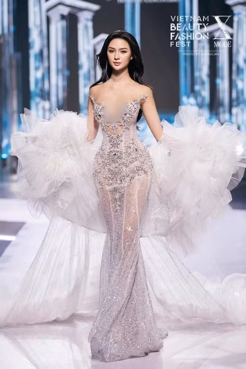 Á hậu Cẩm Ly sở hữu body đồng hồ cát cùng gương mặt xinh đẹp. Ảnh: Fanpage Hoa hậu Quốc gia Việt Nam.