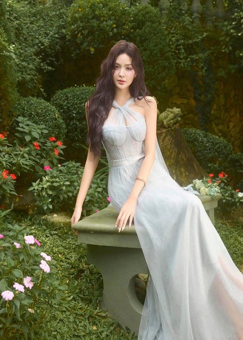 Nhan sắc của Cẩm Ly được nhiều khán giả khen đẹp như "búp bê sống". Ảnh: FB Cẩm Ly.