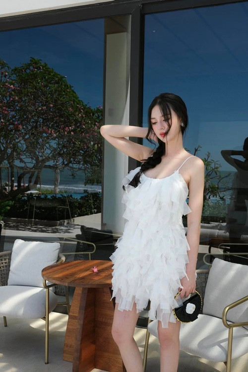 Nét mong manh, nữ tính của Cẩm Ly ở đời thường gây ấn tượng. Ảnh: FB Cẩm Ly.