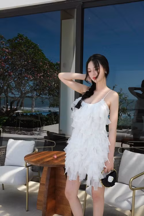 Nét mong manh, nữ tính của Cẩm Ly ở đời thường gây ấn tượng. Ảnh: FB Cẩm Ly.